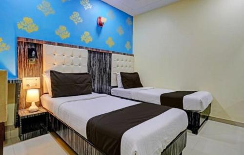 孟买Hotel Golden Park Near NESCO的一间客房内配有两张床的房间