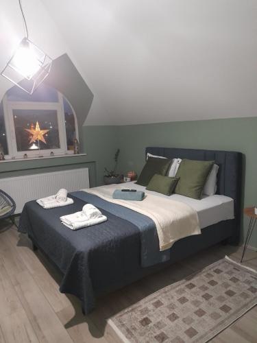 克拉古耶瓦茨ALTRO apartman的一间卧室设有一张大床和一个窗户。