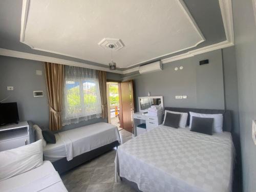 帕莫卡莱阿斯帕瓦酒店的酒店客房设有两张床和电视。