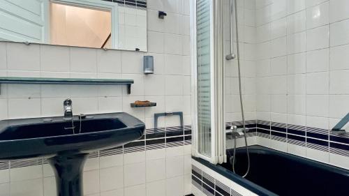 莱斯卡拉Apartamentos Passeig Del Mar的浴室配有盥洗盆和浴缸。