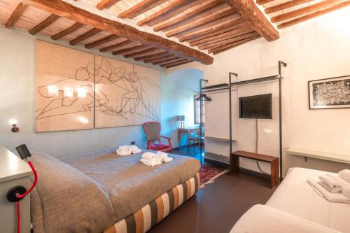 索拉诺德拉福特佳酒店的一间卧室配有一张床,并在一间客房内配有电视。