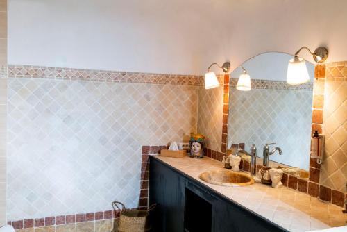 圣特罗佩la Romana Luxe et sérénité au cœur de Saint-Tropez Suites spacieuses avec jardin enchanteur的一间带水槽和镜子的浴室