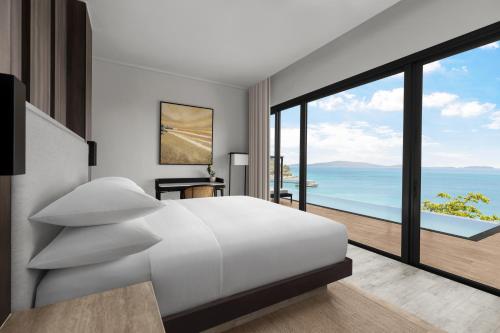 停泊岛Perhentian Marriott Resort & Spa的卧室设有一张白色大床和大窗户