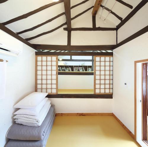 GongjuBonghwangjae Hanok Guesthouse的一间配有沙发和窗户的客房