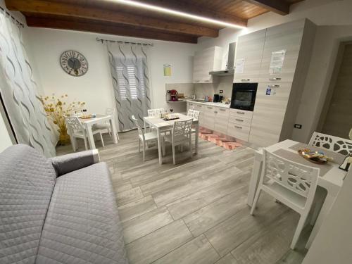 BellanteB&B al Vicoletto的一间带桌椅的客厅和一间厨房