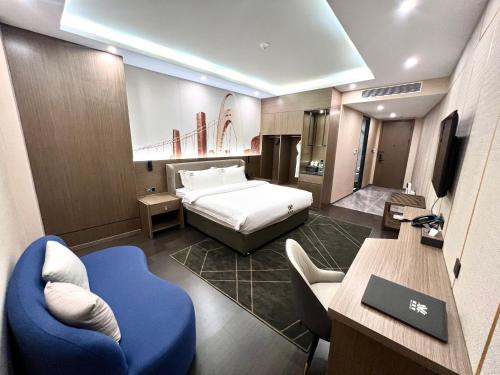 胡志明市Wah Fu Hotel的一间酒店客房,配有一张床和一台电视