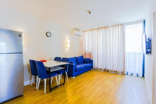 巴统Orbi City- Premium Class的客厅配有蓝色的沙发和桌子