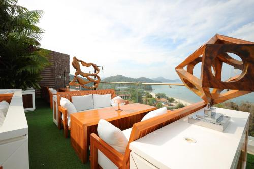 珍南海滩The RIYAZ Lavanya的阳台配有木制家具,享有水景