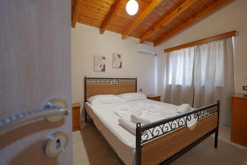 博尔什Vila Arturi的一间卧室设有一张带淋浴和窗户的床。