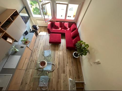 瓦伦纳Varenna Guest House的享有带红色沙发的客厅的顶部景色