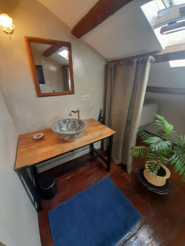内里吉恩Casa Lin & Casa Blanca的木桌上带水槽的浴室