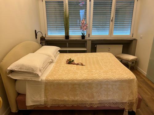 瓦伦纳Varenna Guest House的一间卧室,配有一张带鲜花的床