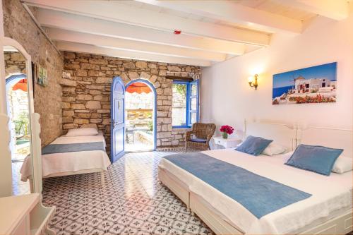 阿拉恰特艾尔卡蒂艾斯克艾弗酒店的一间卧室设有两张床和石墙