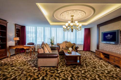 北京北京宝辰饭店Howard Johnson的客厅配有沙发和桌子