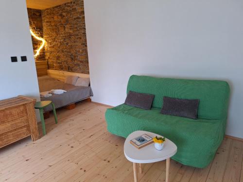 KŭrpachevoПод шарената сянка的客厅配有绿色沙发和桌子