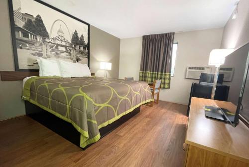 尤里卡尤里卡速8酒店/六旗附近的配有一张床和一张书桌的酒店客房
