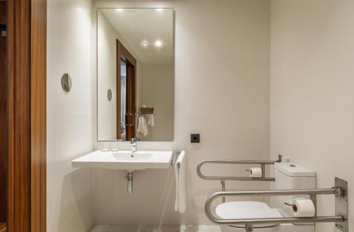 巴塞罗那Hotel SB Glow Sup的白色的浴室设有水槽和镜子