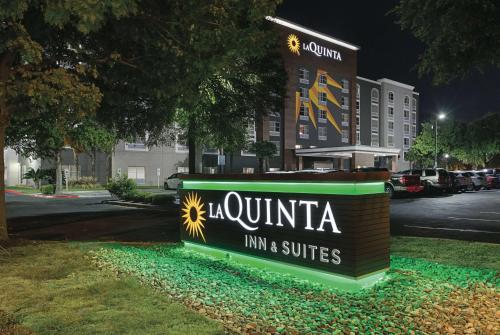 圣安东尼奥La Quinta Inn & Suites by Wyndham San Antonio Downtown的单位旅馆和套房标志