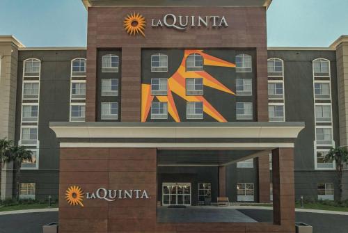 圣安东尼奥La Quinta Inn & Suites by Wyndham San Antonio Downtown的一面有画的建筑物