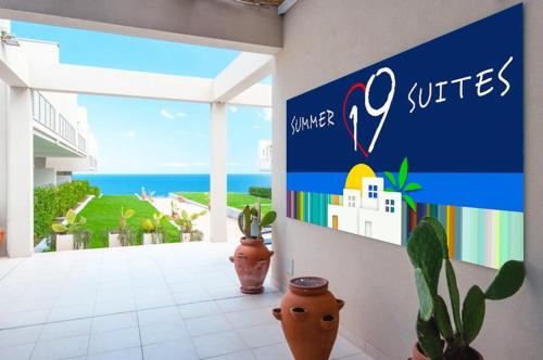 圣凯撒利亚温泉19 Summer Suites的海景酒店标志