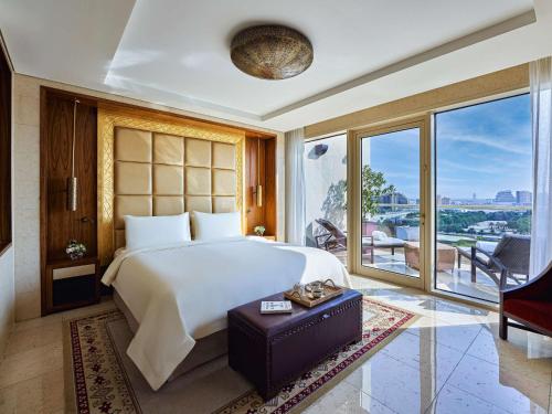 迪拜迪拜莱福士酒店的一间卧室设有一张大床和一个大窗户