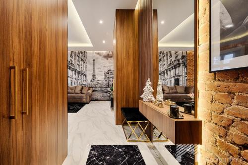 罗兹Premium Glamour by LookAp的走廊设有带壁炉的客厅
