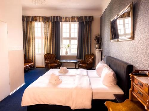 柏林安姆公园膳食旅馆的一间酒店客房,房内配有一张大床