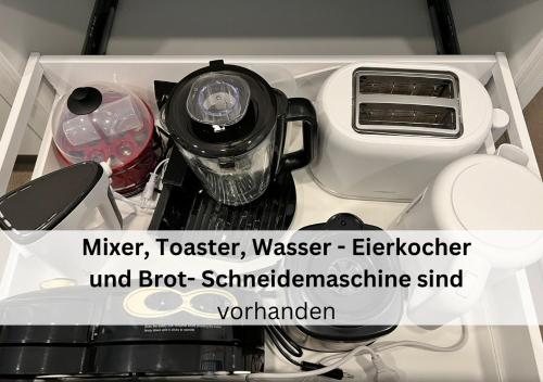 克罗伊茨林根Ferienhausträume Oase Bodensee的一辆卡车,带有搅拌机和搅拌机,还有一台洗衣机