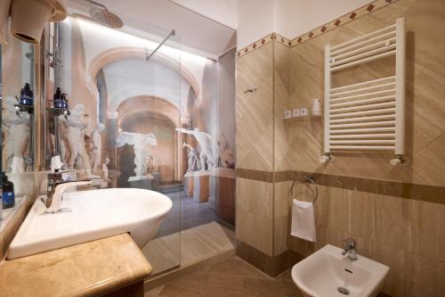 罗马巴贝里尼酒店的一间带水槽和卫生间的浴室