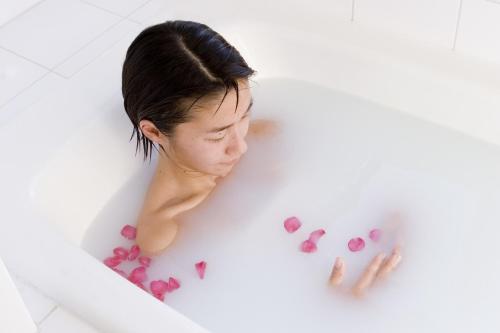 大岛马氏奥度假酒店的女士,女士,浴缸里,有粉红色的心脏