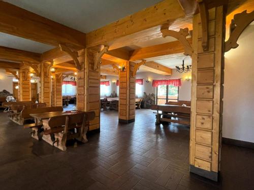 恰萨纳格拉Skalny Brzeg的用餐室设有木梁和木桌