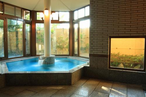 山中湖村亚布基索宾馆的带窗户的客房内的热水浴池