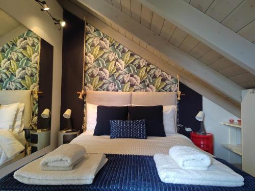 阿尔戈斯托利翁Argostoli loft的一间卧室配有一张大床和两个枕头