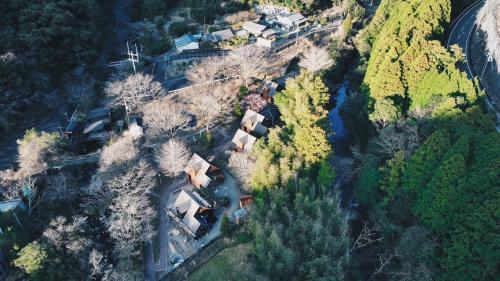 周参见町MARUTA 和歌山すさみ的享有树木和河流的房屋的空中景致