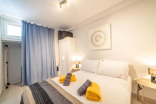 圣巴托洛梅Paraiso maspalomas sunset的卧室配有一张带黄色枕头的大型白色床。