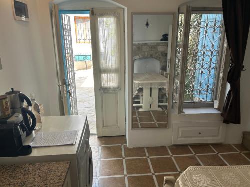 马尔马里斯马尔马里斯奥达8号度假屋的厨房设有一扇门,可通往带桌子的房间