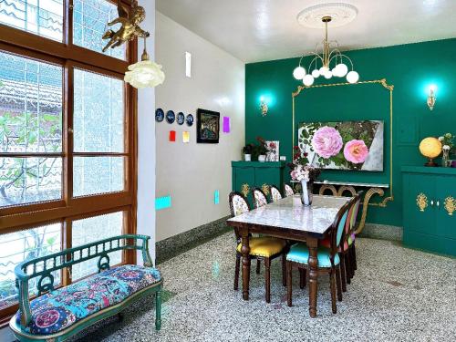 安平区朗香洋房 法式老洋房 台南民宿684編號的一间带桌椅的用餐室