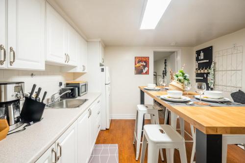 多伦多Modern 2BR Apt - Close to Trinity Bellwoods Park的厨房配有白色橱柜和台面