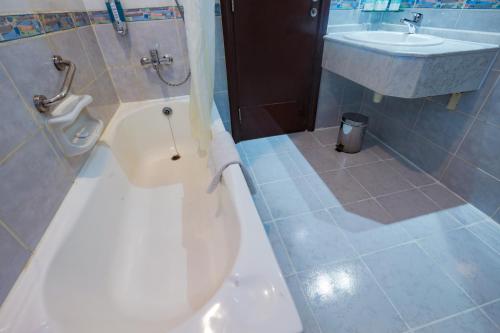 迪拜财富明珠大酒店的一间带卫生间和水槽的浴室