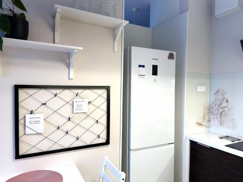 罗兹Apartament Łodzianka的厨房设有窗户和冰箱。