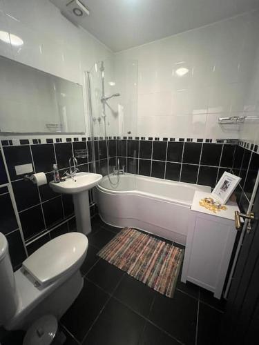 South Norwood2 Bed APT In Croydon Perfect For Weekly Stays的一间带水槽、浴缸和卫生间的浴室