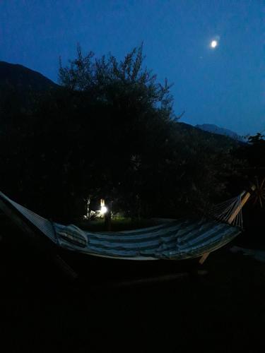阿科La Casa nel Verde的夜间躺在地上的吊床