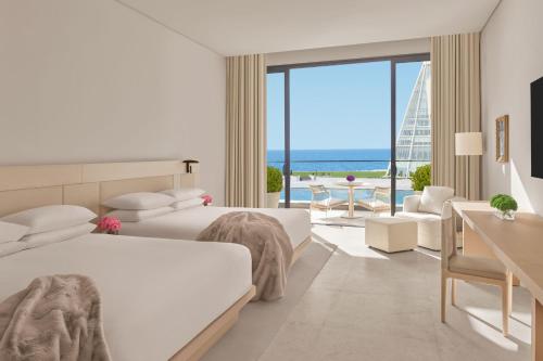 吉达The Jeddah EDITION的一间带两张床的卧室,享有海景