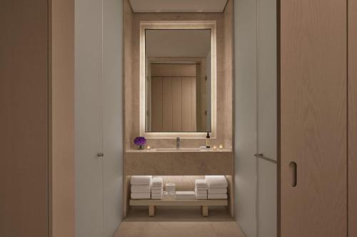 吉达The Jeddah EDITION的一间带水槽和镜子的浴室