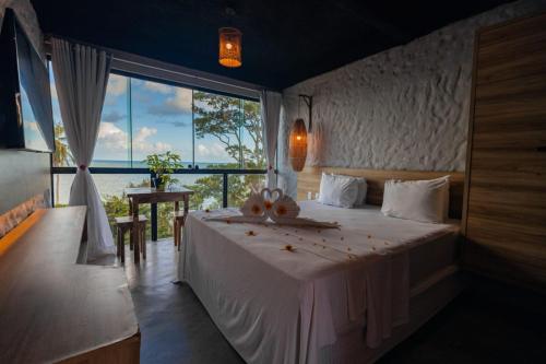 雅帕拉廷加Vila de Taipa Exclusive Hotel的一间卧室设有一张大床和大窗户