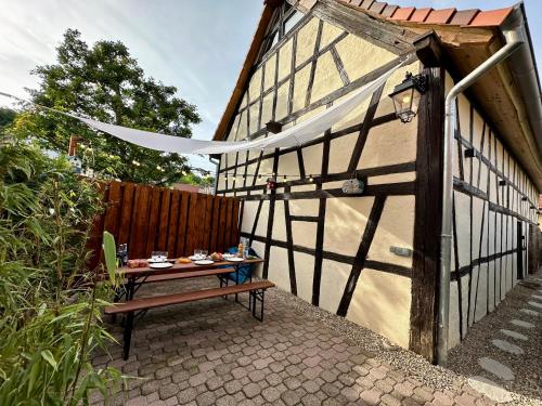 HangenbietenAlsace Gîte 3 étoiles "Coeur de Cigogne" - 15mn Strasbourg Obernai - Clim Wifi Parking gratuit的旁边是一张桌子,上面有食物