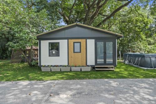 劳德代尔堡Private 2BR Tiny Farm Homes Next to Shul, near Seminole Hard Rock Hotel & Casino! farmhouse的坐在院子顶上的一个小房子