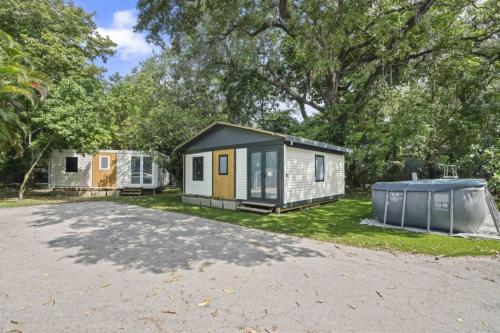 劳德代尔堡Private 2BR Tiny Farm Homes Next to Shul, near Seminole Hard Rock Hotel & Casino! farmhouse的停在院子中的几栋移动房屋