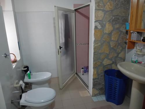 Su Mulinu的带淋浴、卫生间和盥洗盆的浴室