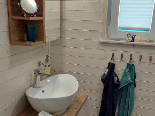 艾恩松Houseboat Hecht in Egernsund at the Marina Minde的浴室设有白色水槽和镜子